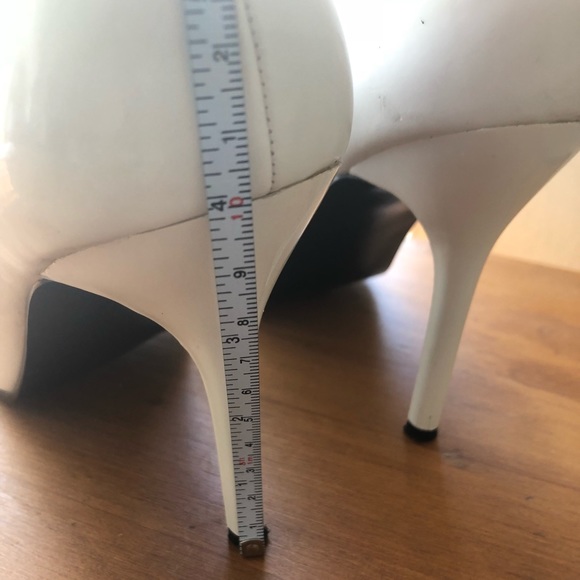 Fredrick’s of Hollywood classic pumps - Picture 5 of 6